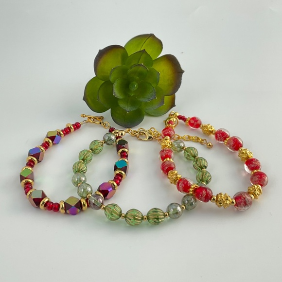 Dropped!  Handmade.  Red & Green & Christmas Theme Bracelets. - Picture 6 of 8